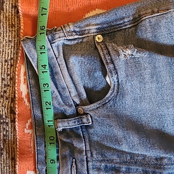 American Eagle Ultra High-Rise Curvy Mom Ankle Jeans Size 31 - Picture 2 of 3